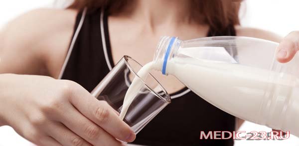 Женщина пьет препарат с молоком