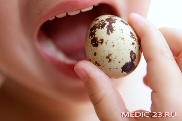 Ребенок ест яйцо