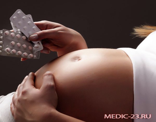 Беременная выбирает лекарство