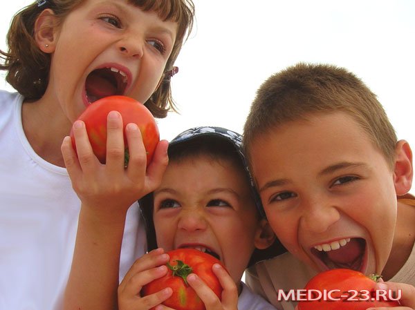 Дети едят помидоры