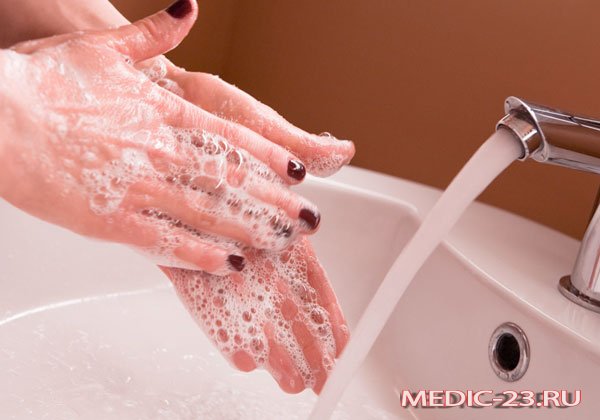 Девушка тщательно моет руки